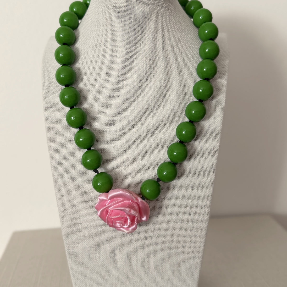 Collar Camelia rose y verde de resina italiana – Trovare Chile