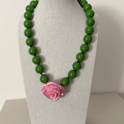 Collar Camelia rose y verde de resina italiana – Trovare Chile