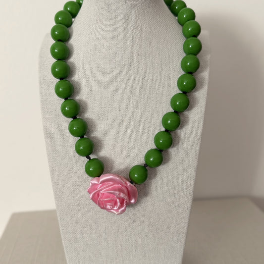 Collar Camelia rose y verde de resina italiana – Trovare Chile