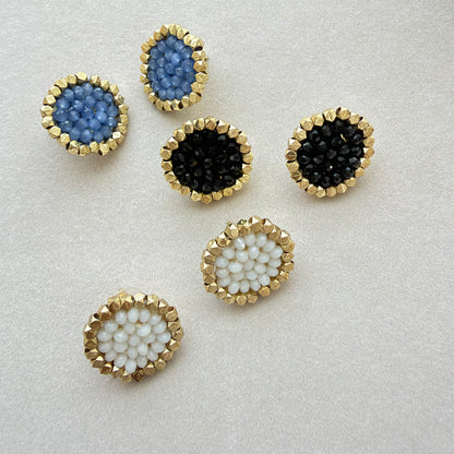 Aros Trisha de cuentas con borde dorado en azul, negro y blanco