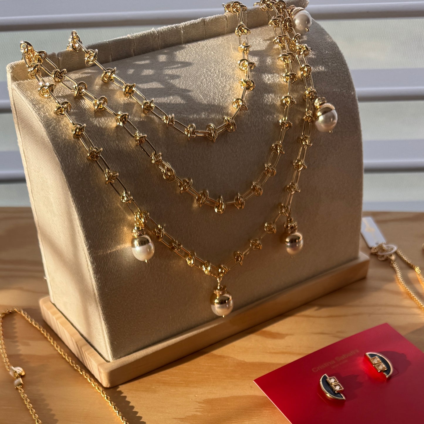 Collar Intra – Dorado Semilujo con Perlas Blancas