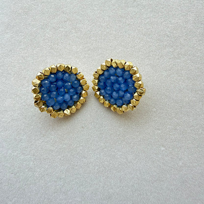 Par de Aros Trisha con cuentas facetadas azules y borde dorado