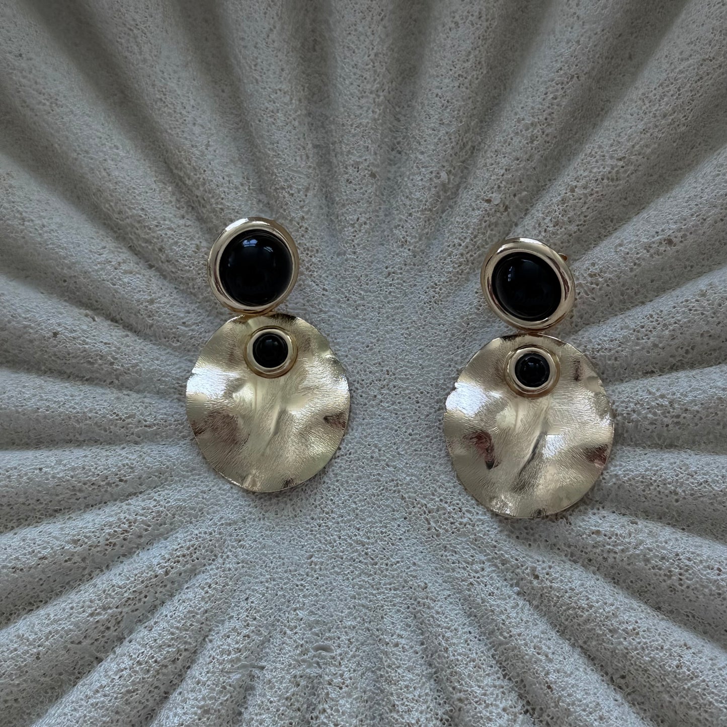 Aros Julieta Negro Baño de Oro 18K y Resina Negra