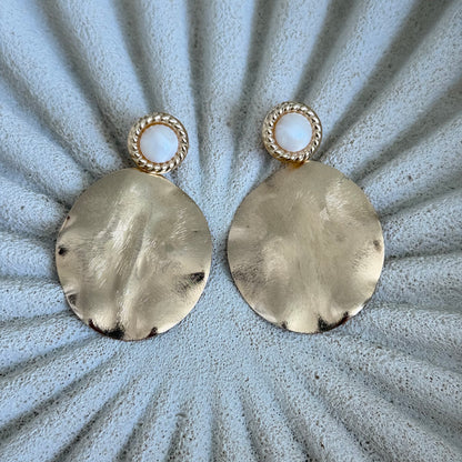 Aros Aimee Baño de Oro 18K con Resina Blanca