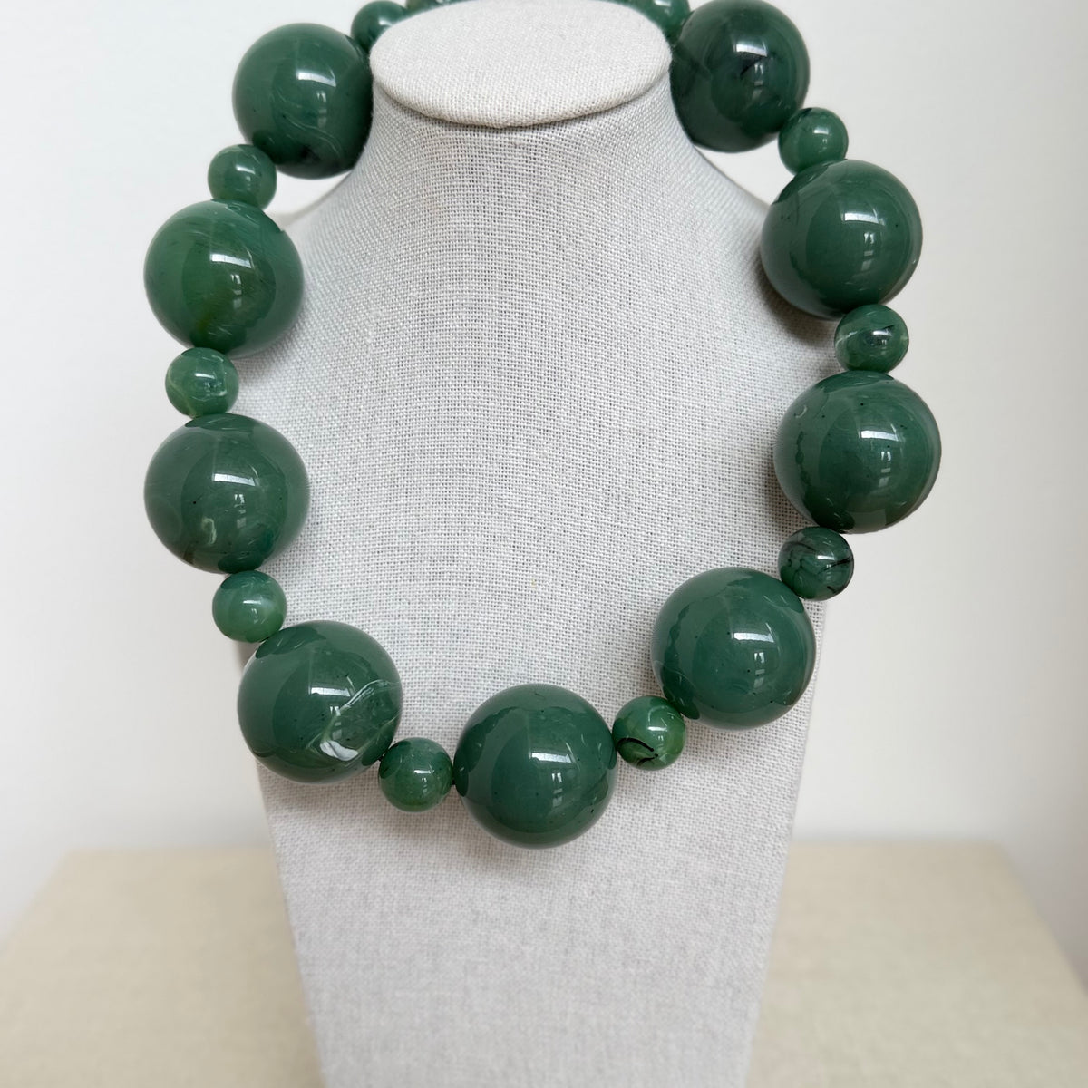 Collar Alternata color verde, esferas de resina italiana en dos tamaños, hecho a mano en Italia