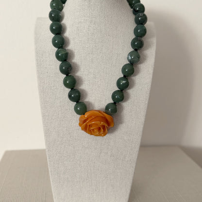 Collar Camelia naranja y oliva de resina italiana – Trovare Chile