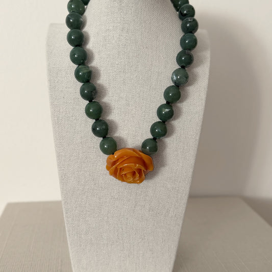 Collar Camelia naranja y oliva de resina italiana – Trovare Chile