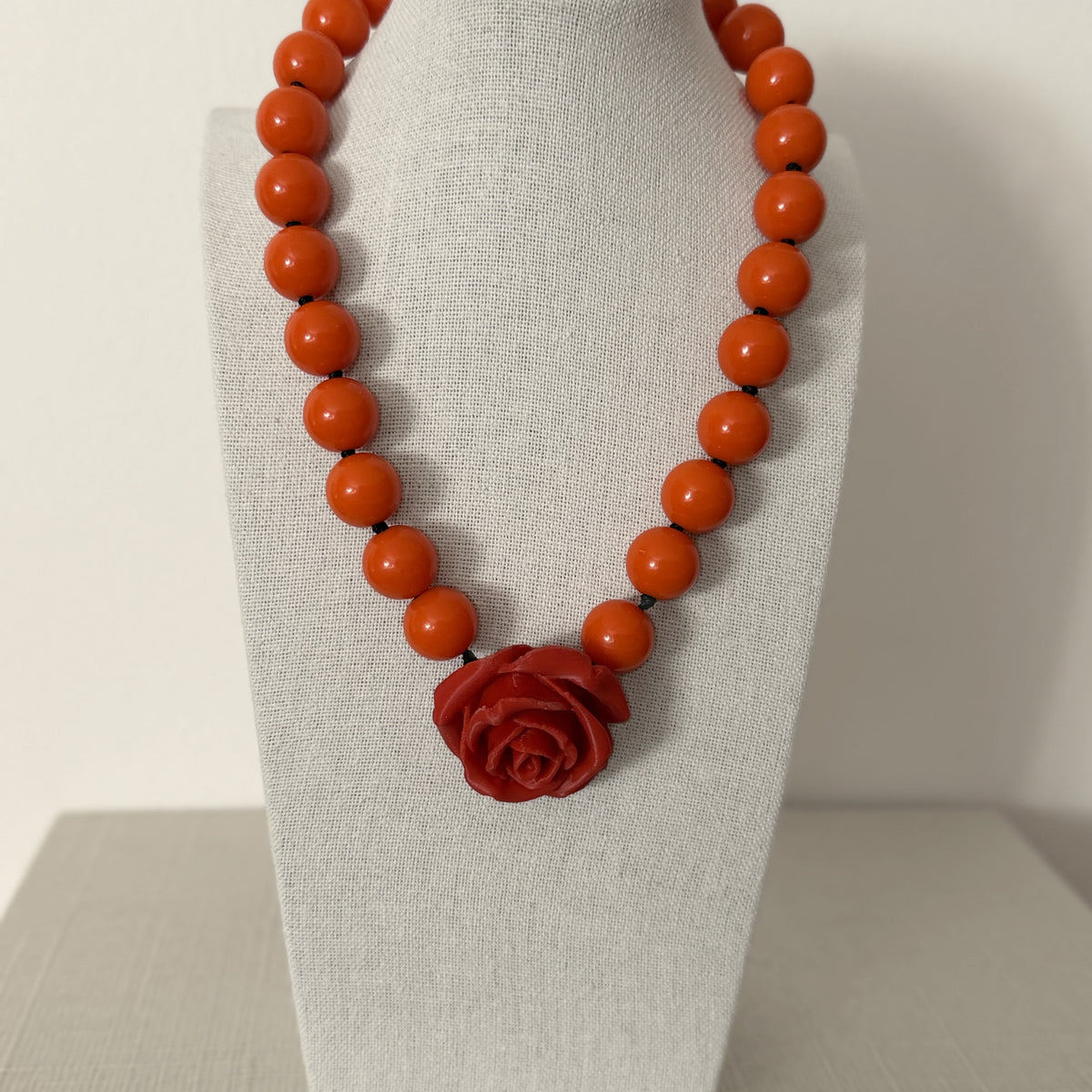Collar Camelia roja y naranjo de resina italiana – Trovare Chile