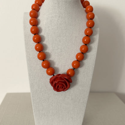Collar Camelia roja y naranjo de resina italiana – Trovare Chile