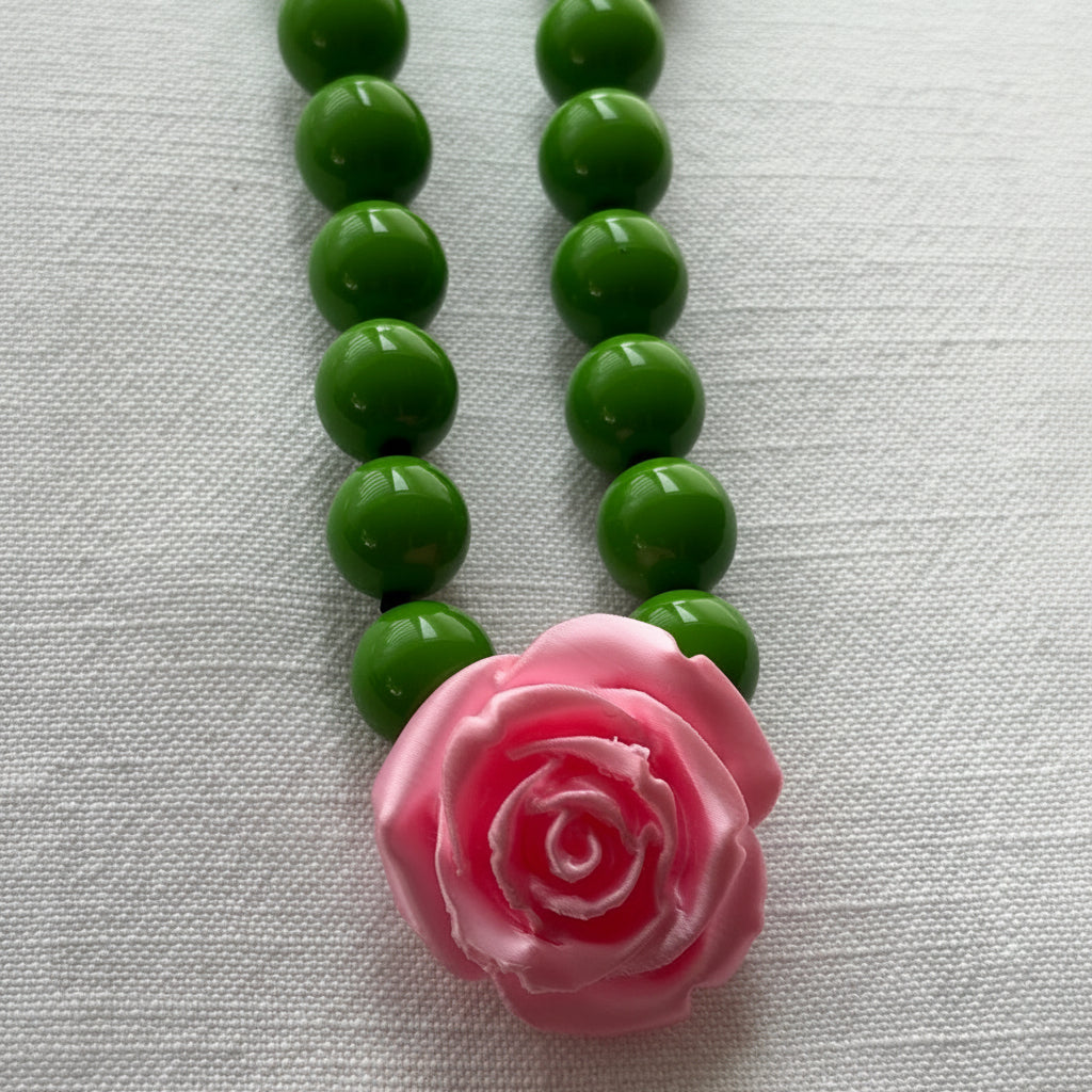 Collar Camelia rose verde – detalle – Trovare Chile