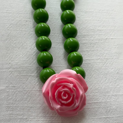Collar Camelia rose verde – detalle – Trovare Chile