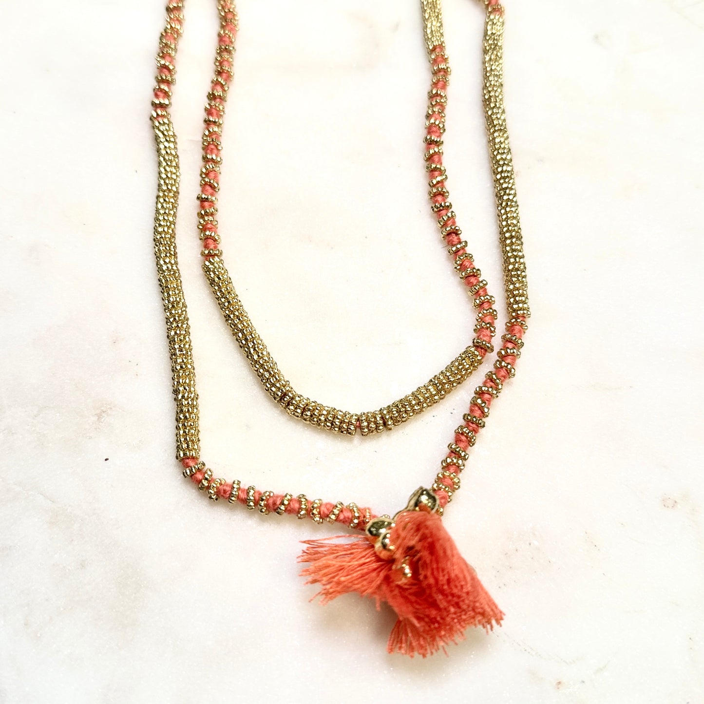 Collar Largo Fulj Dorado Coral – Lujo Artesanal