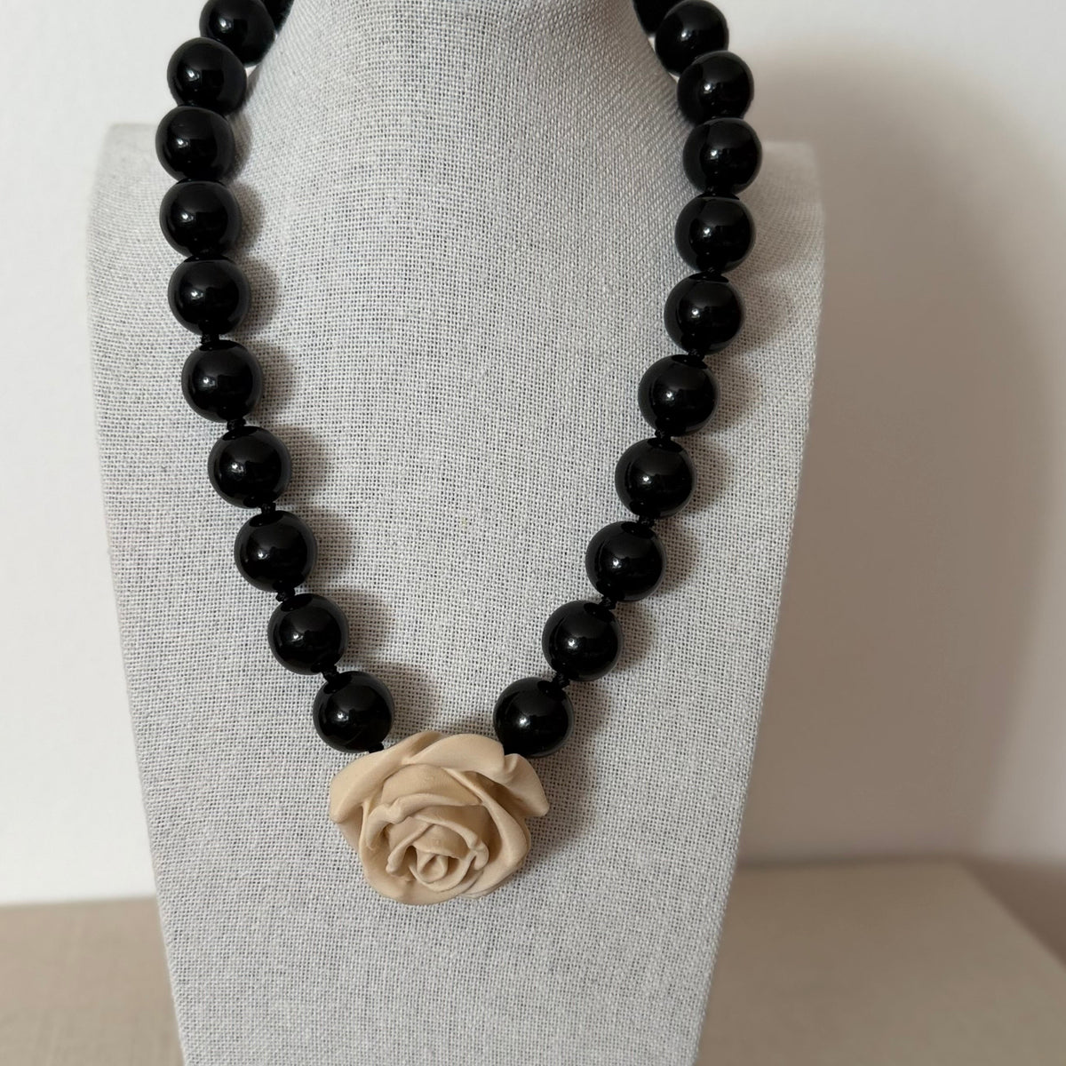 Collar Camelia nude y negro de resina italiana – Trovare Chile