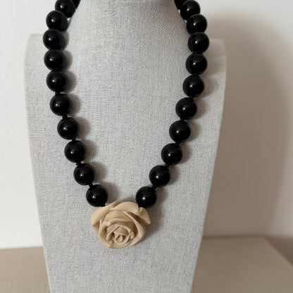 Collar Camelia nude y negro de resina italiana – Trovare Chile