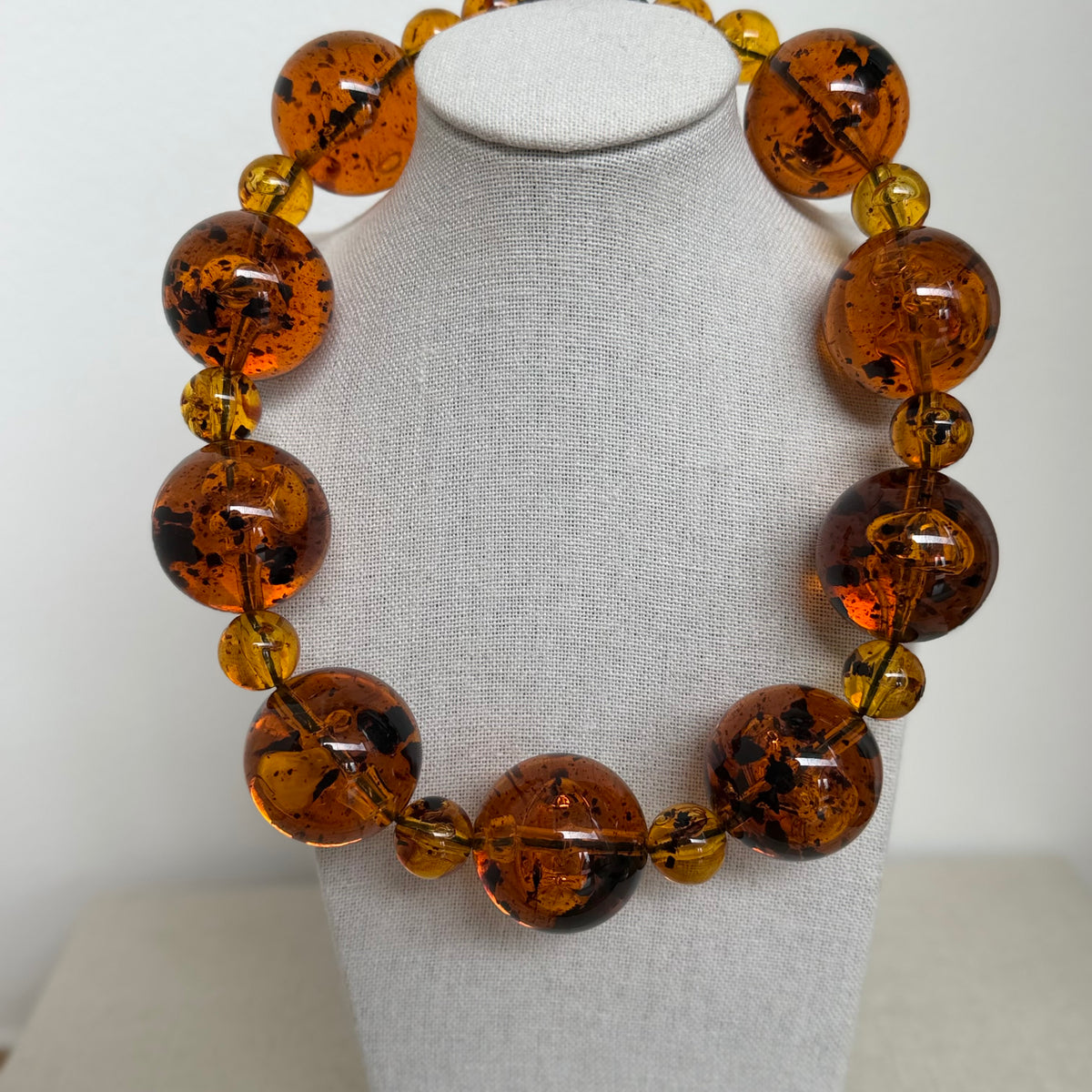 Collar Alternata color ámbar, esferas de resina italiana en dos tamaños, hecho a mano en Italia