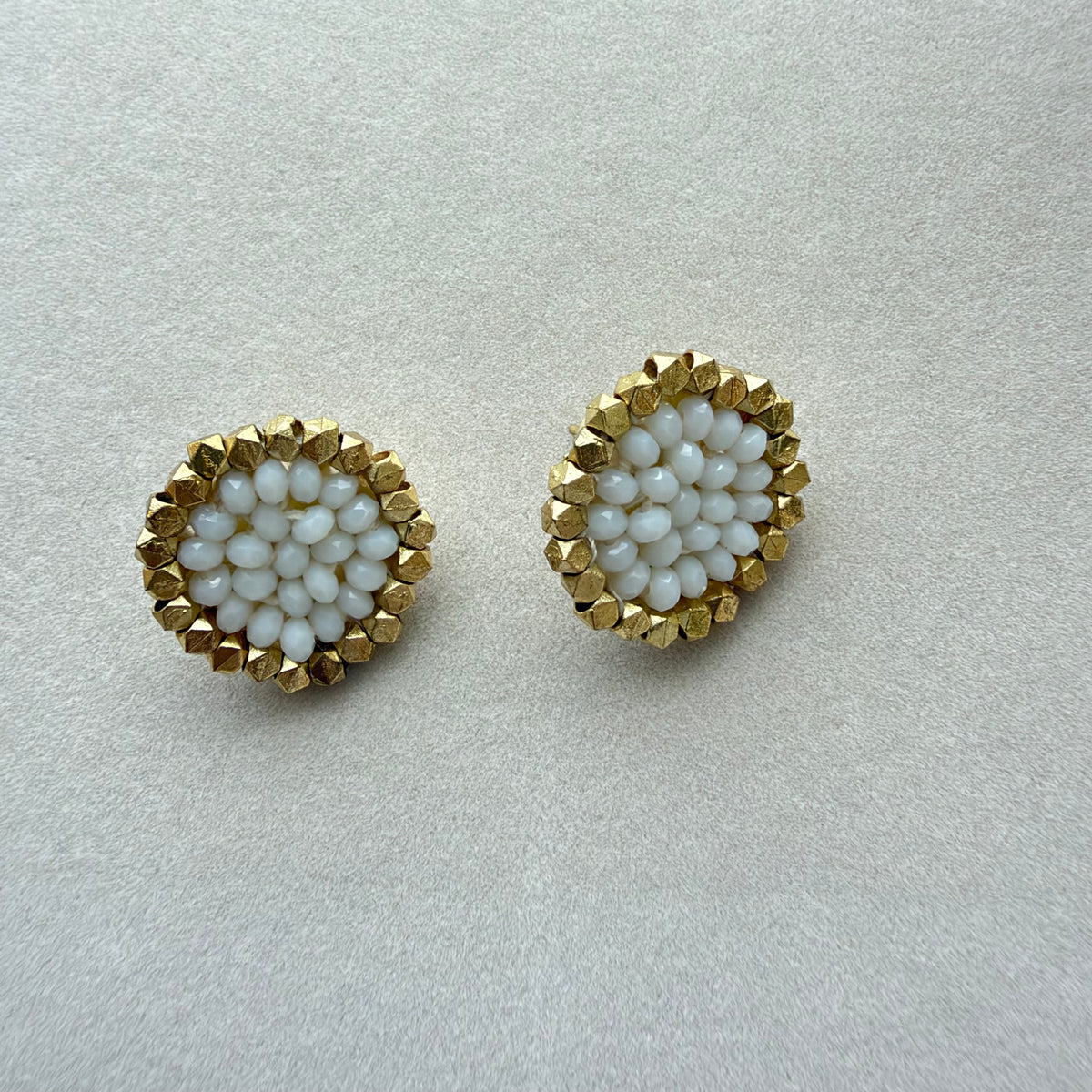 Par de Aros Trisha con cuentas blancas y borde dorado