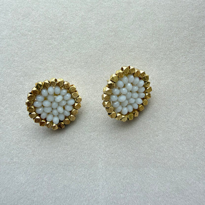 Par de Aros Trisha con cuentas blancas y borde dorado