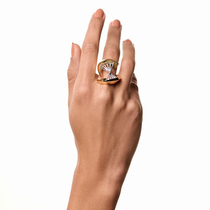 Mano usando anillo Abstract Curves bicolor oro y plata – Trovare Chile