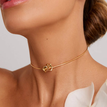 Modelo usando choker Orquídea XS bañado en oro 18k – Anna Prata Chile