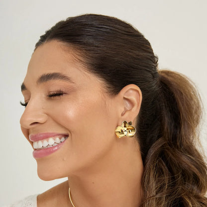 Modelo usando aros Evolua en oro 18k – Anna Prata | Trovare Chile