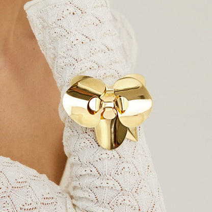 Modelo usando brazalete Orquídea en baño de oro de 18k - Anna Prata / Trovare Chile