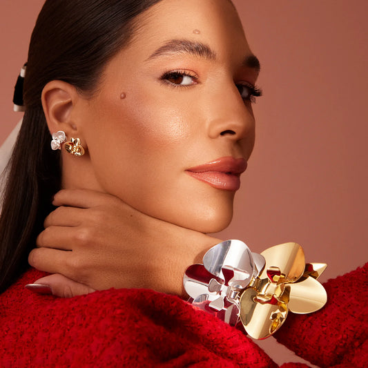 Modelo usando brazalete Orquídea en baño de oro de 18k - Anna Prata /Trovare Chile