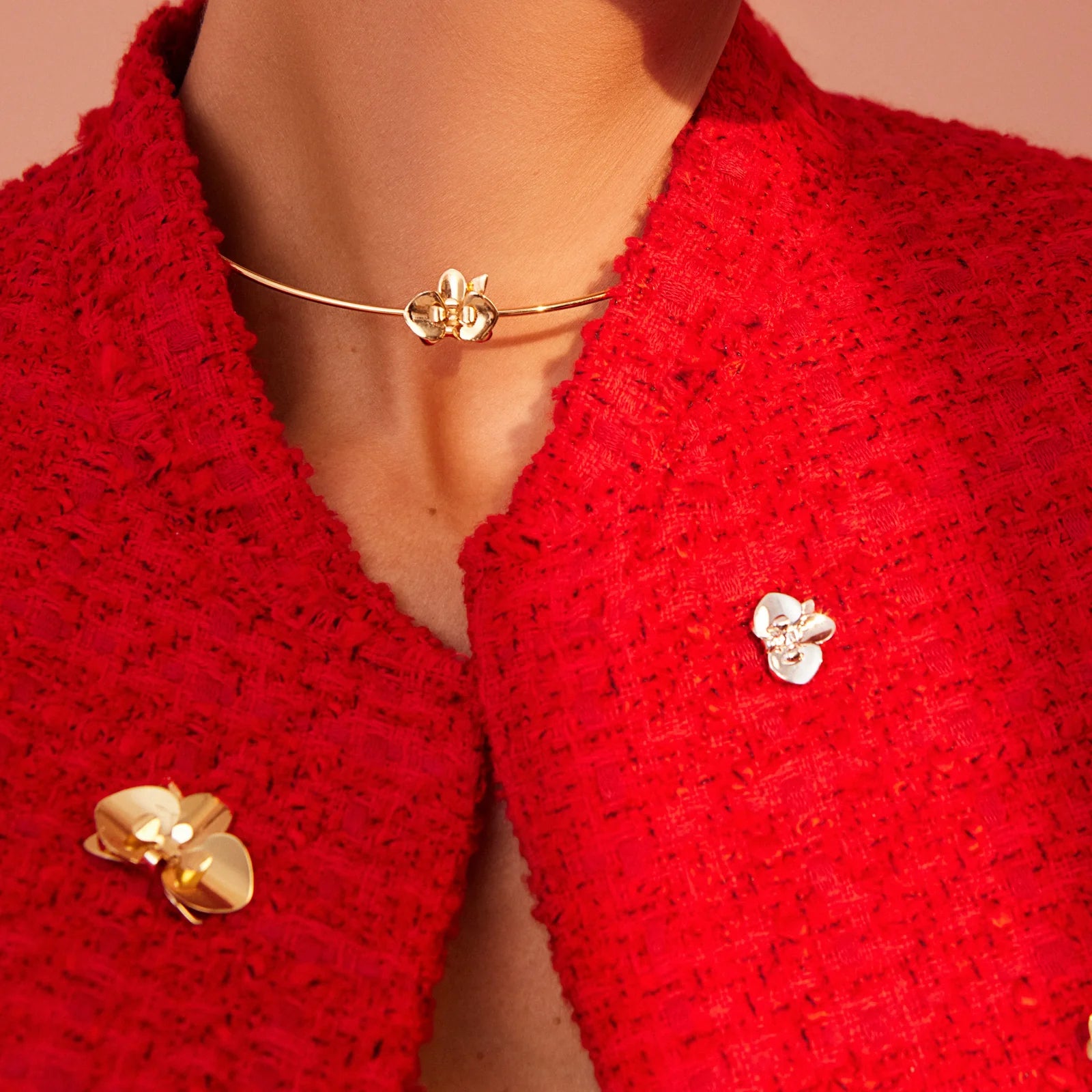 Modelo usando choker Orquídea XS bañado en oro 18k – Anna Prata Chile