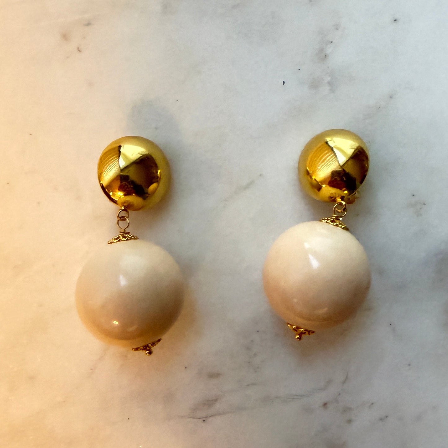 Aro clip dorado con beige resina italiana 