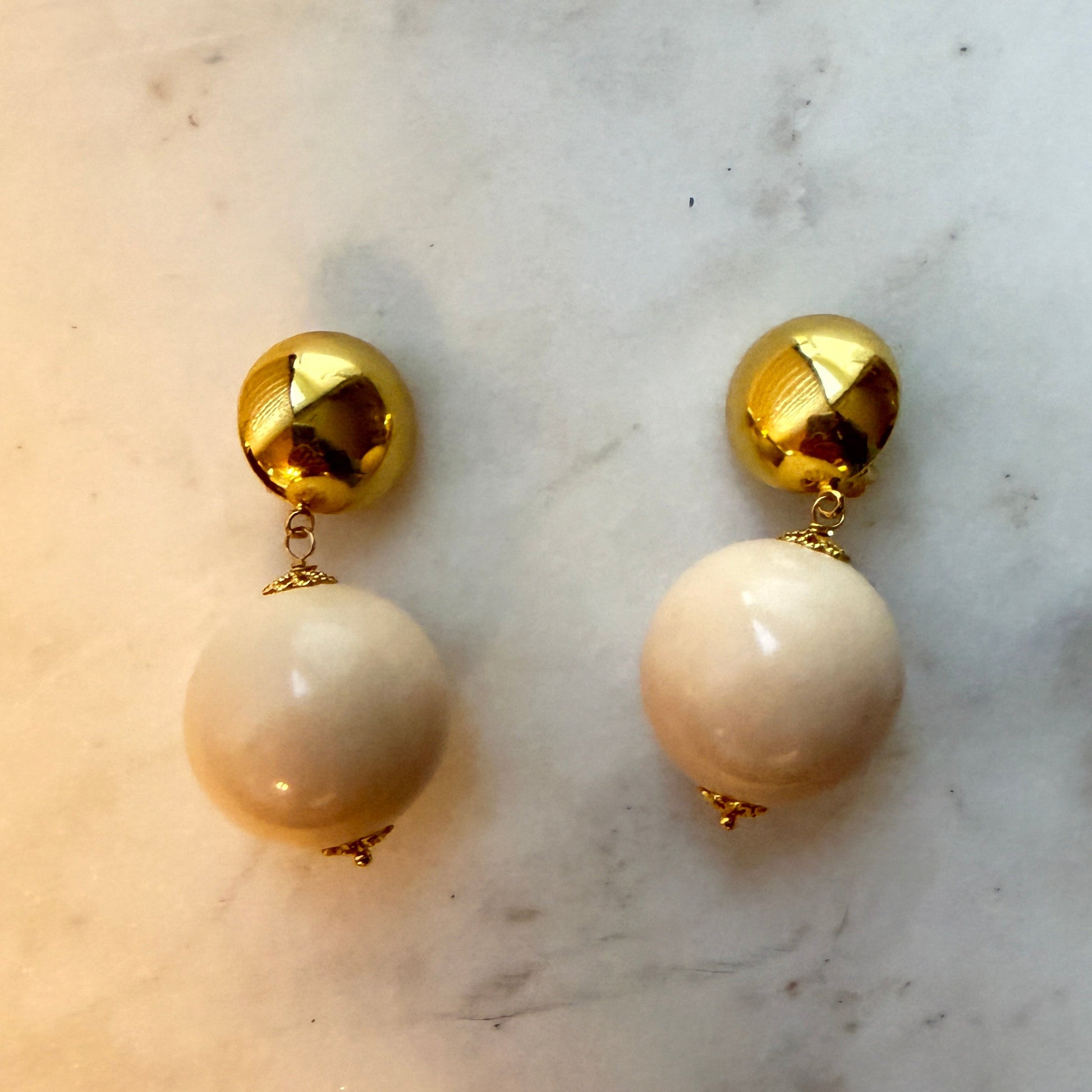 Aro clip dorado con beige resina italiana 