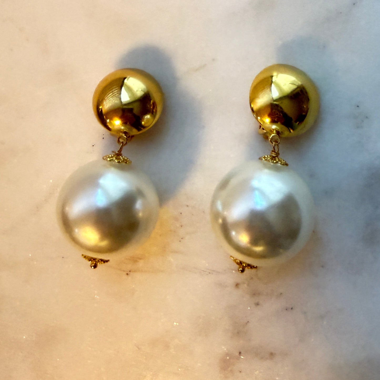 Aro clip con perla de resina 