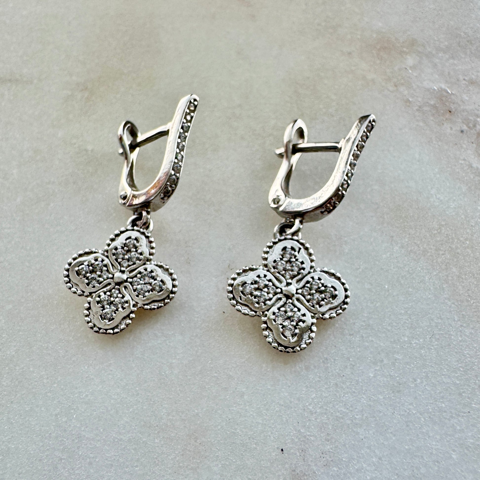 Aros pequeños trébol baño de oro blanco 