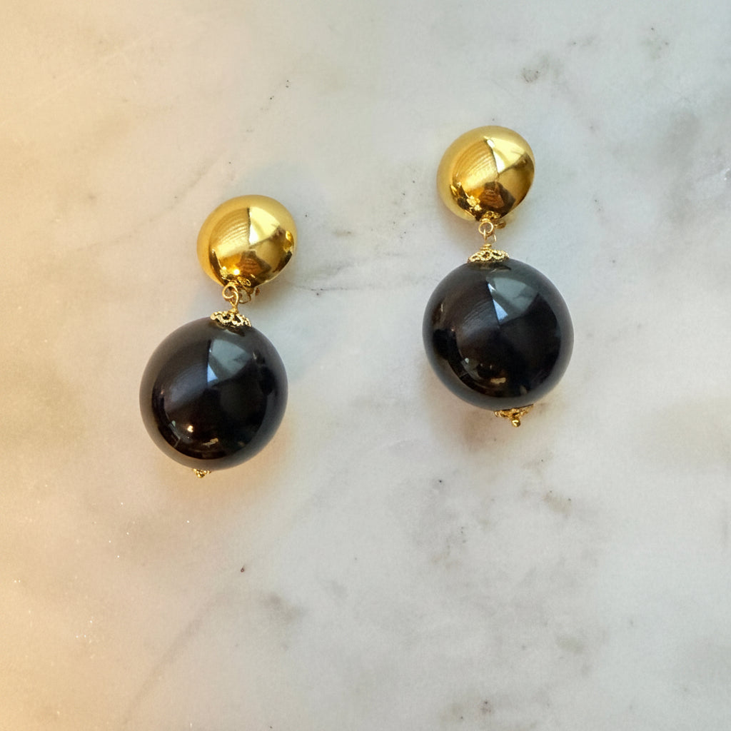 Aros clip esfera resina negro y dorado 