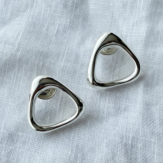 Aros plateados modernos 