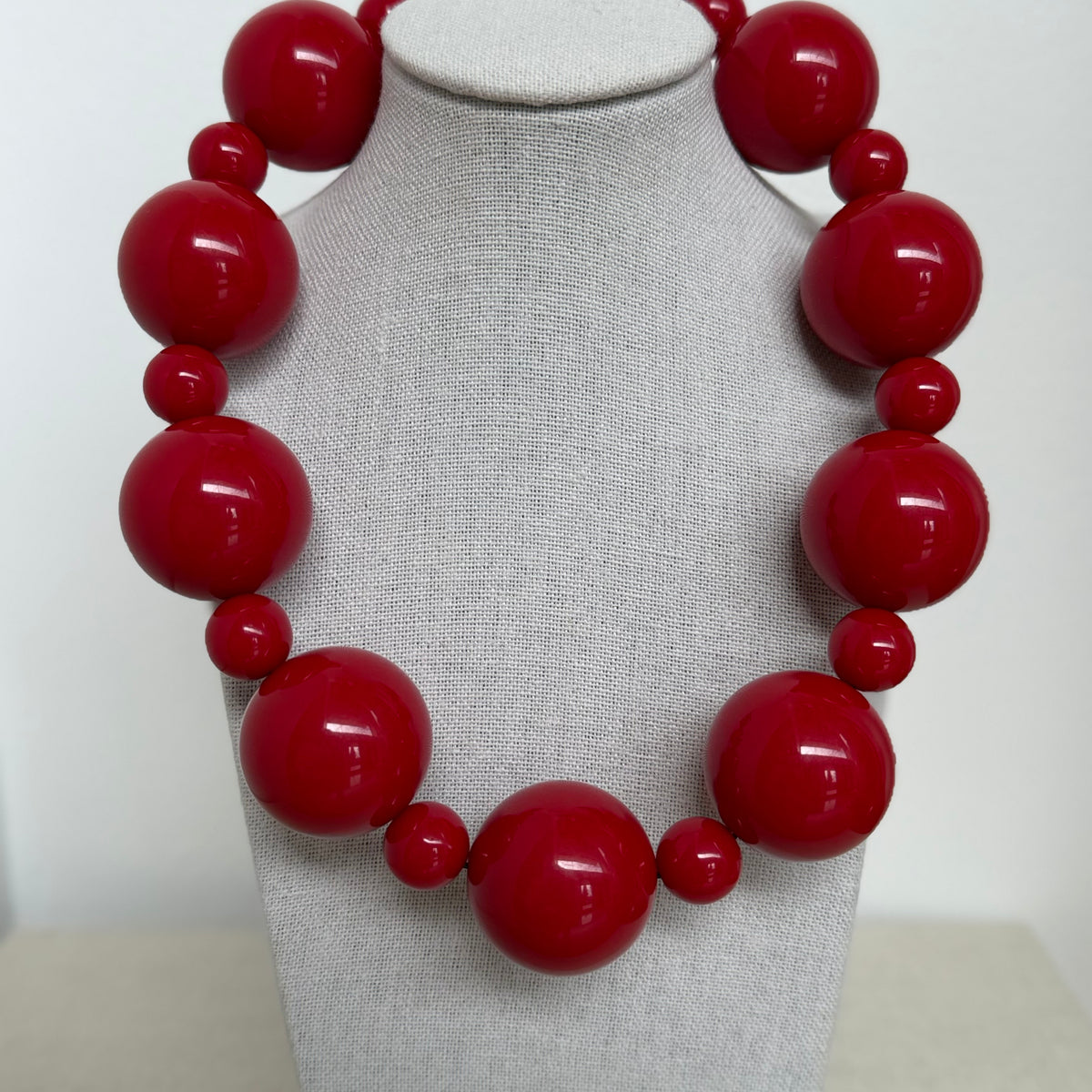 Collar Alternata color rojo, esferas de resina italiana en dos tamaños, hecho a mano en Italia