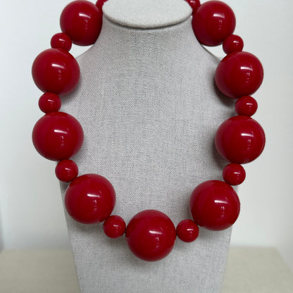 Collar Alternata color rojo, esferas de resina italiana en dos tamaños, hecho a mano en Italia
