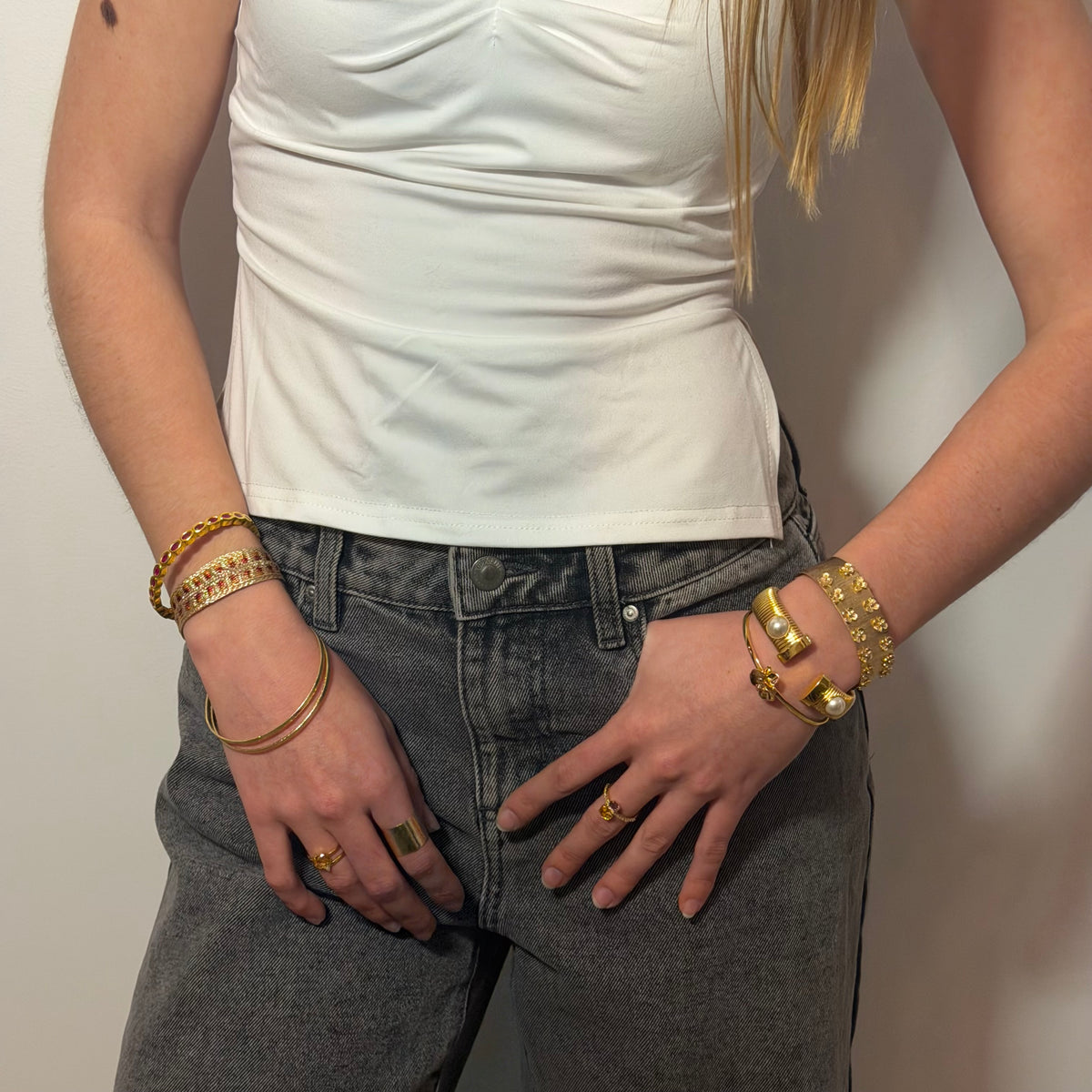 Pulseras doradas en muñeca – Trovare Chile