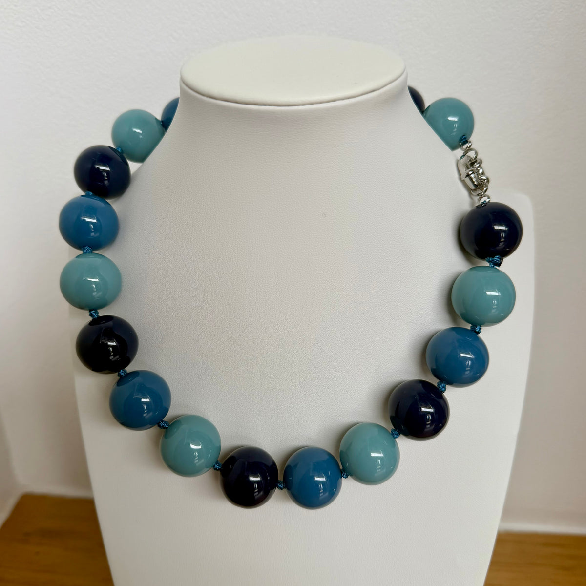 Collar Chewy Gum color Blue, esferas de resina hechas a mano en Italia con broche timón