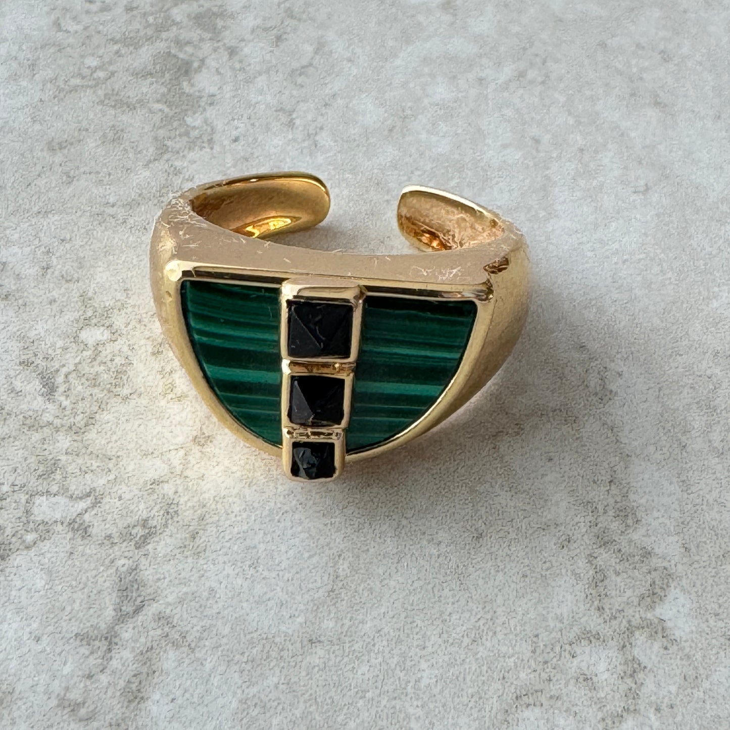 Anillo Symmetry – Dorado Semilujo con Malaquita