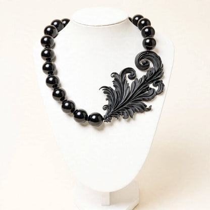 Collar Kokoro de resina – detalle – Trovare Chile