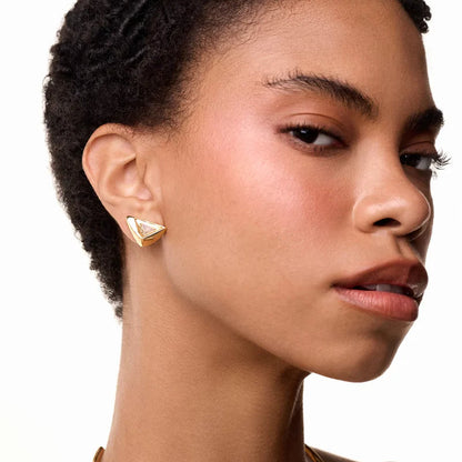 Aros Dualis dorados con ónix negro, diseño tipo botón moderno
Aros Dualis plateados con cuarzo cristal, estilo elegante y contemporáneo
