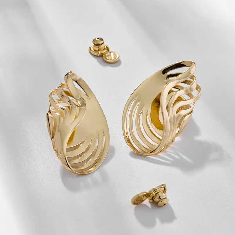 Aros Rastro bañados en oro y plata, diseño escultórico y fluido – Trovare Chile
