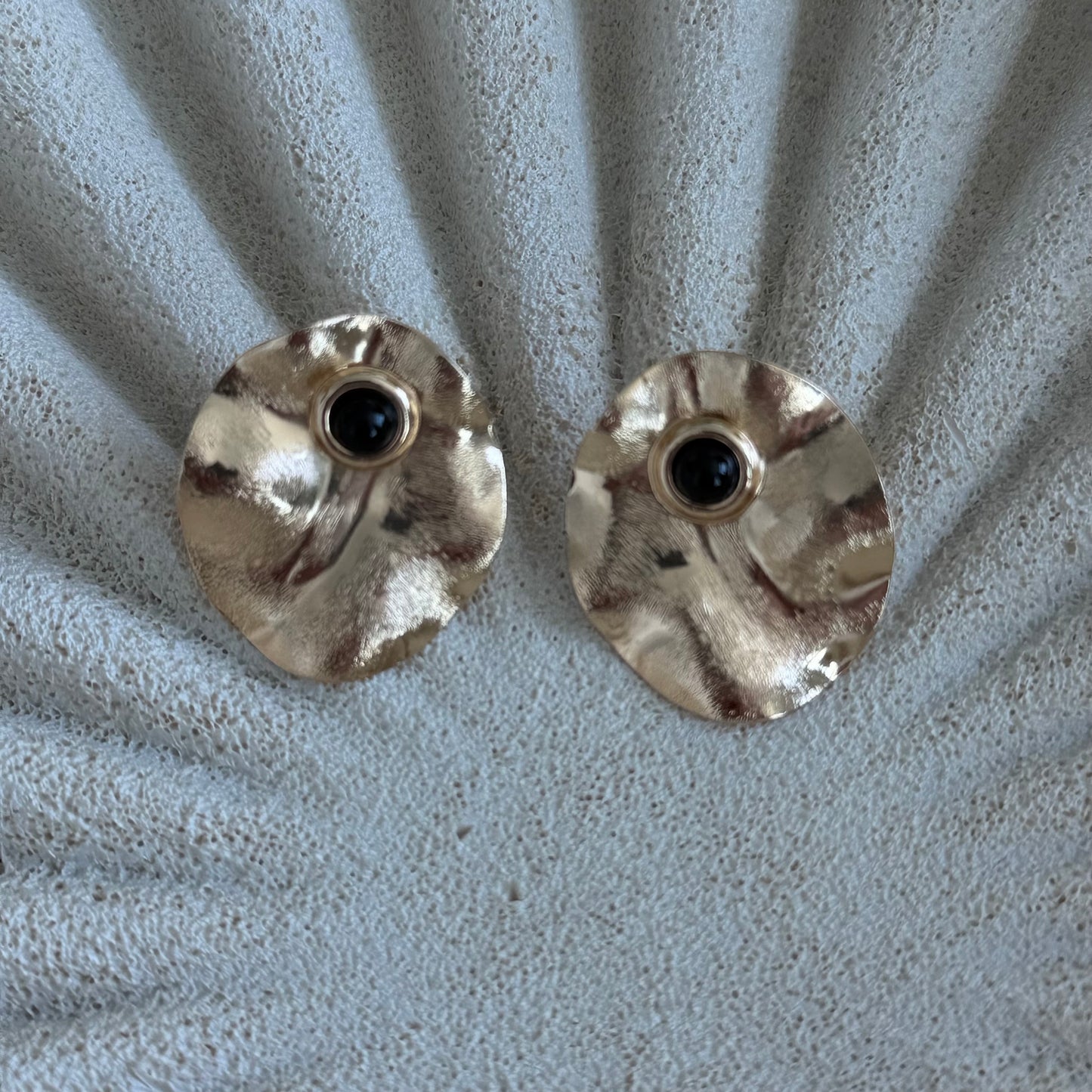Aros Emma Negro Baño de Oro 18K y Resina Negra