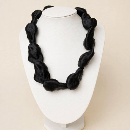 Collar Marylin de resina – vista 2 – Trovare Chile