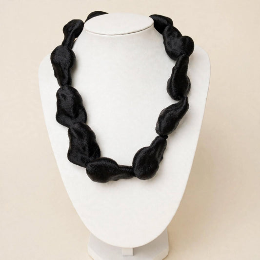 Collar Marylin de resina – vista 2 – Trovare Chile