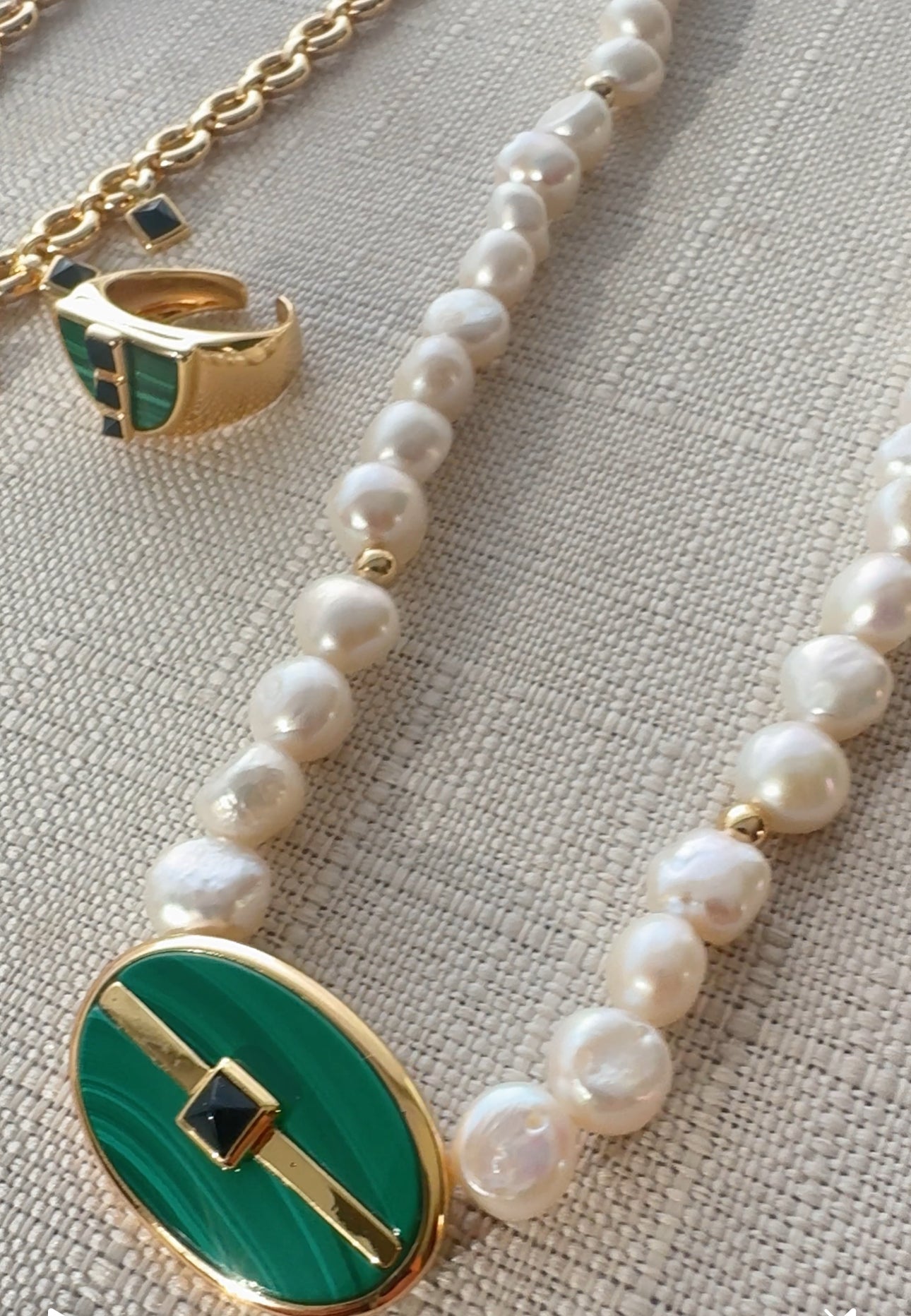 Collar Symetry – Perlas Blancas y Malaquita en Dorado Semilujo