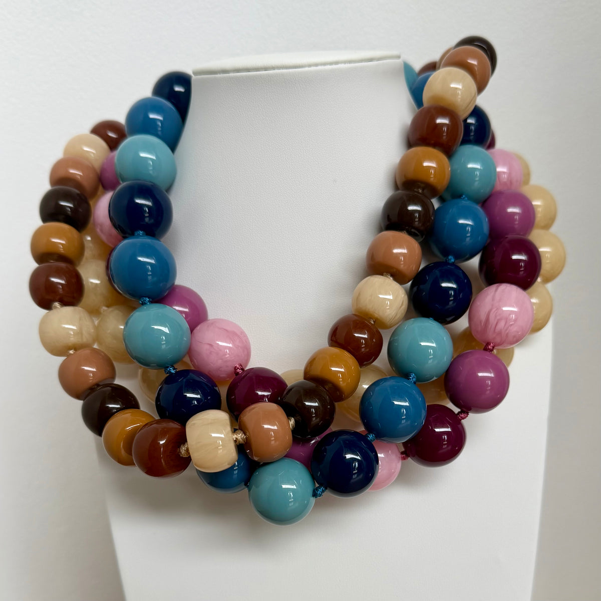 Collar Chewy Gum de esferas de resina italiana, hecho a mano en Italia, foto principal