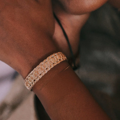 Pulsera Ayla – tejido sfifa · hecha a mano en Marruecos