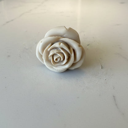 Anillo Camelia Ivory | Anillo Ajustable con Flor de Resina
