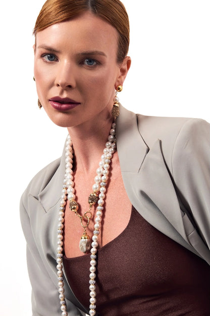 Aros Dorata Drop – Elegancia Escultural con Detalles en Perla y Pavé