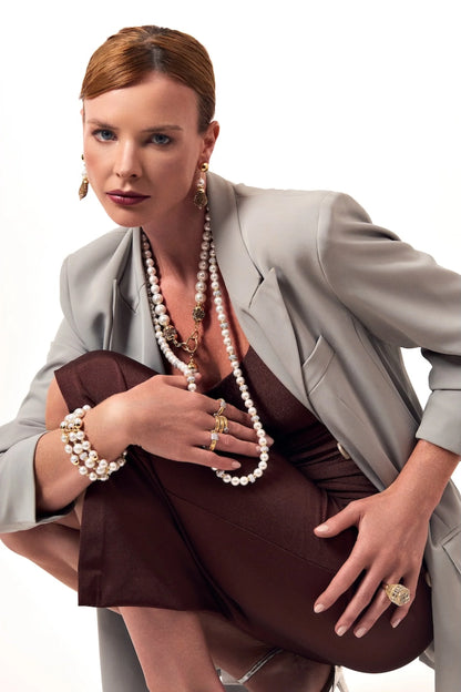 Aros Dorata Drop – Elegancia Escultural con Detalles en Perla y Pavé